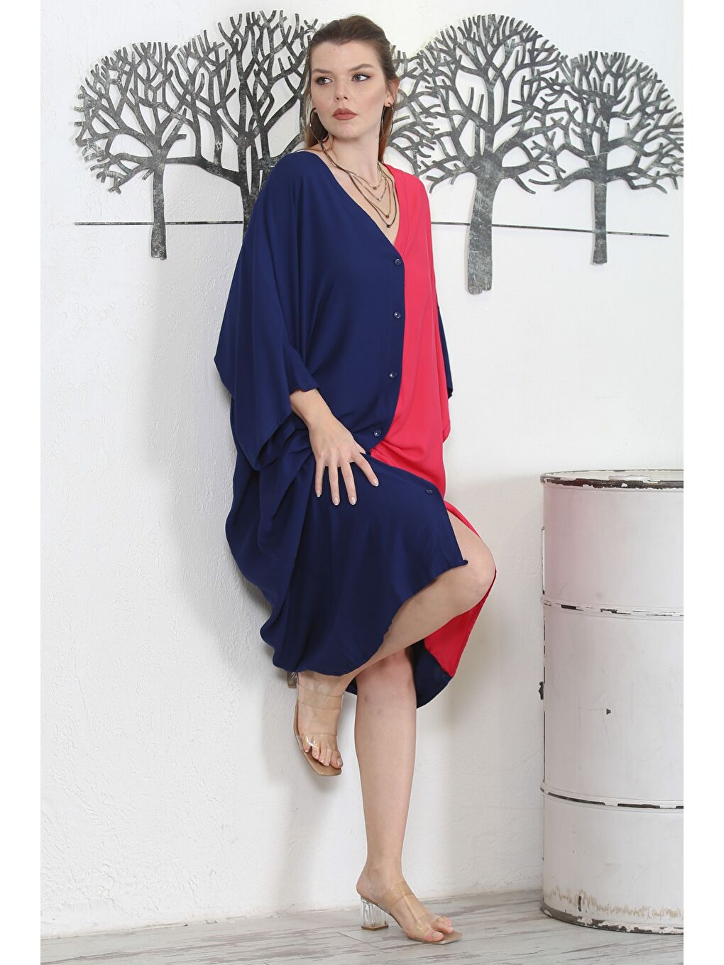 Siyah Fuşya-Lacivert V Yaka 3/4 Kol Düğmeli Gizli Cepli Nakışlı Casual Oversize Dokuma Elbise-4