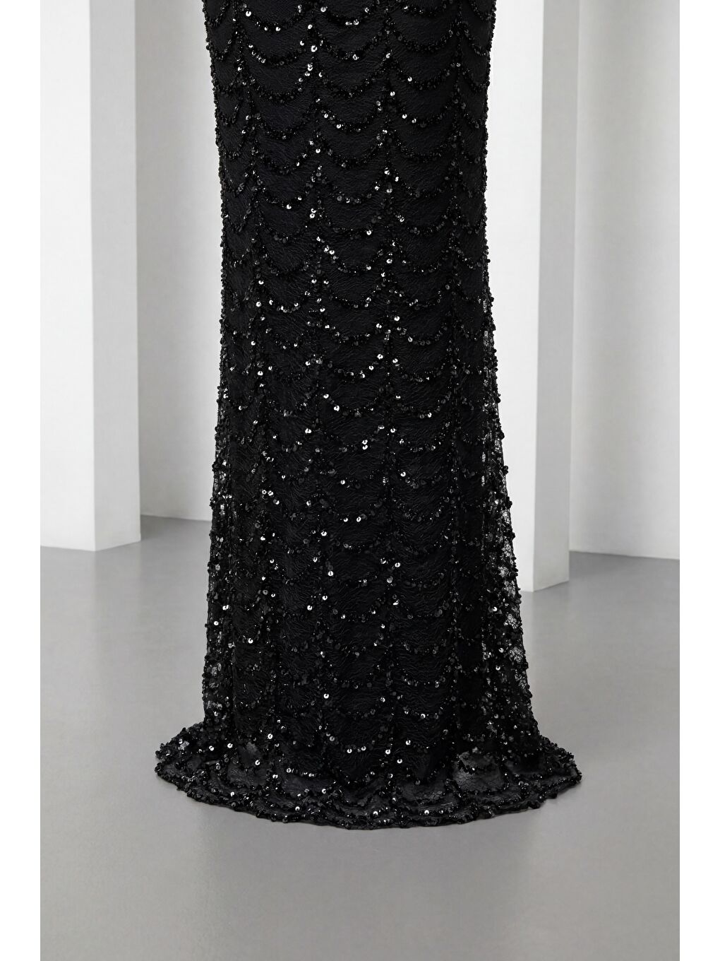 Kadın Siyah Dar Kalıp Straplez Yaka Payetli Uzun Abiye Elbise-3