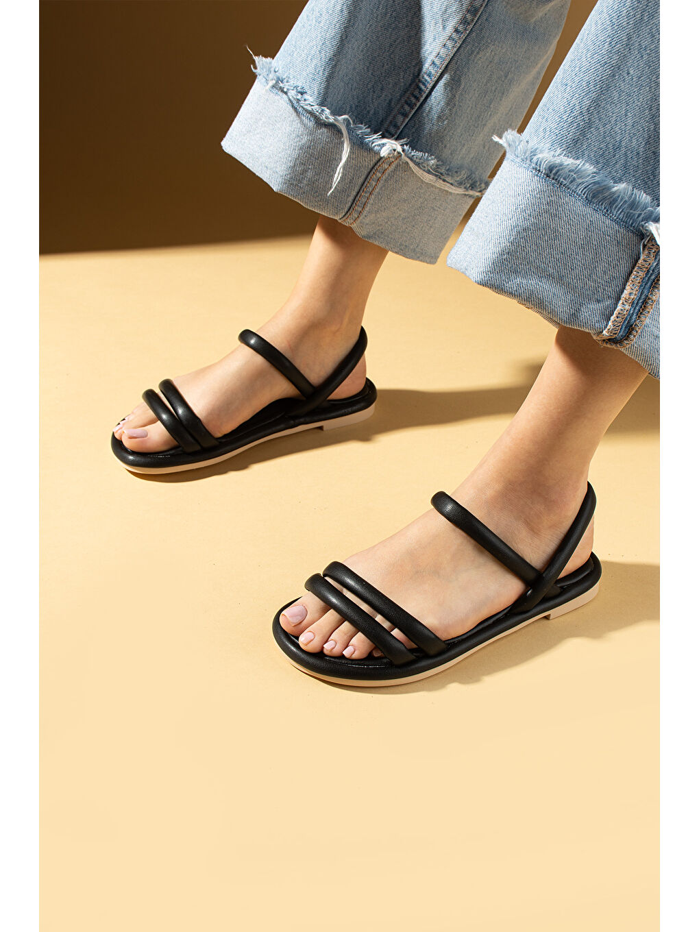 Siyah Esnek Bantlı Rahat Taban Kadın Sandalet 59-173-25