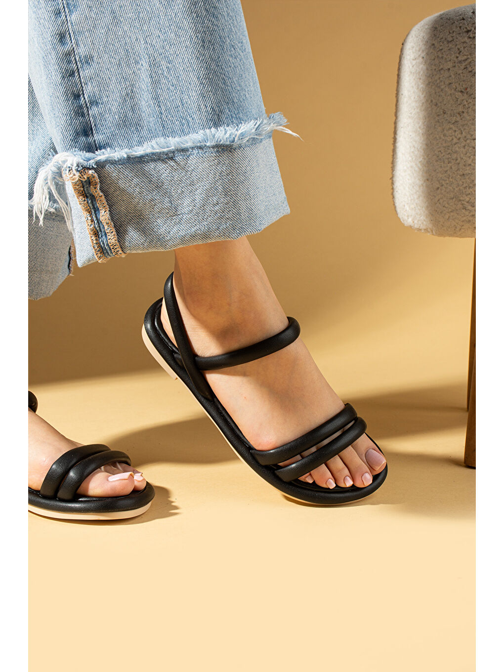 Siyah Esnek Bantlı Rahat Taban Kadın Sandalet 59-173-25-2