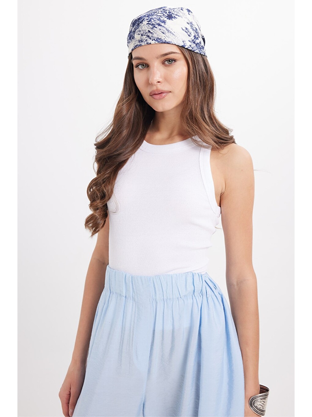 Kadın Slim Fit Dar Kesim Pamuklu Askılı Bisiklet Yaka Beyaz Crop Atlet