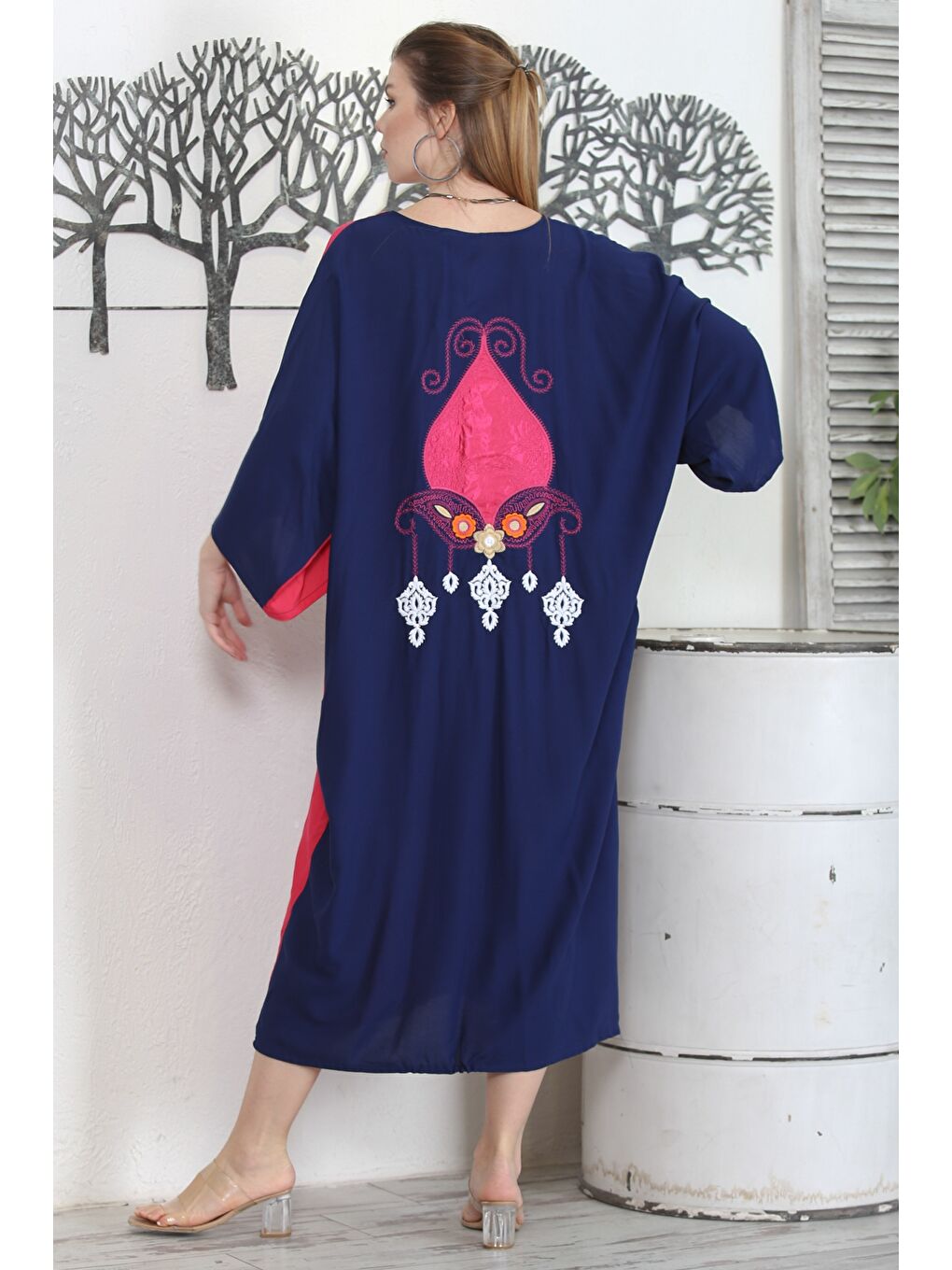 Siyah Fuşya-Lacivert V Yaka 3/4 Kol Düğmeli Gizli Cepli Nakışlı Casual Oversize Dokuma Elbise-6