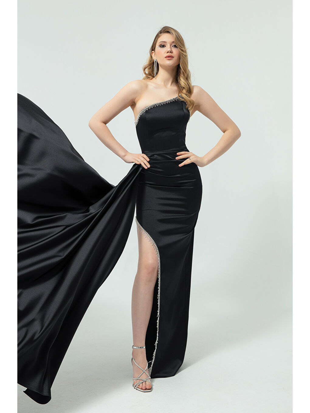 Kadın Siyah Tek Omuzlu Taşlı Uzun Saten Abiye Elbise