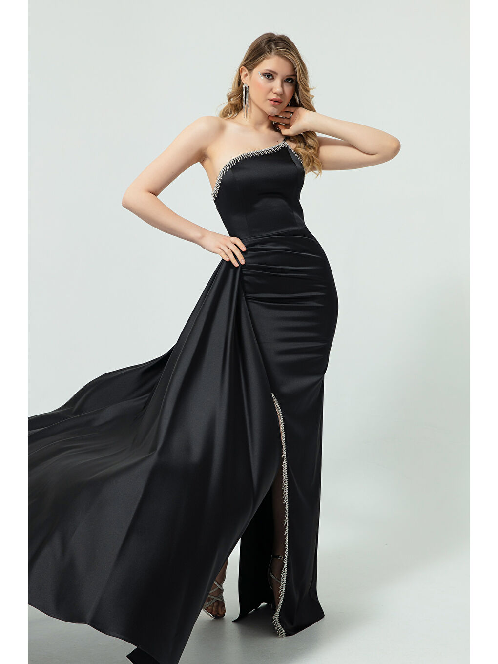 Kadın Siyah Tek Omuzlu Taşlı Uzun Saten Abiye Elbise-2