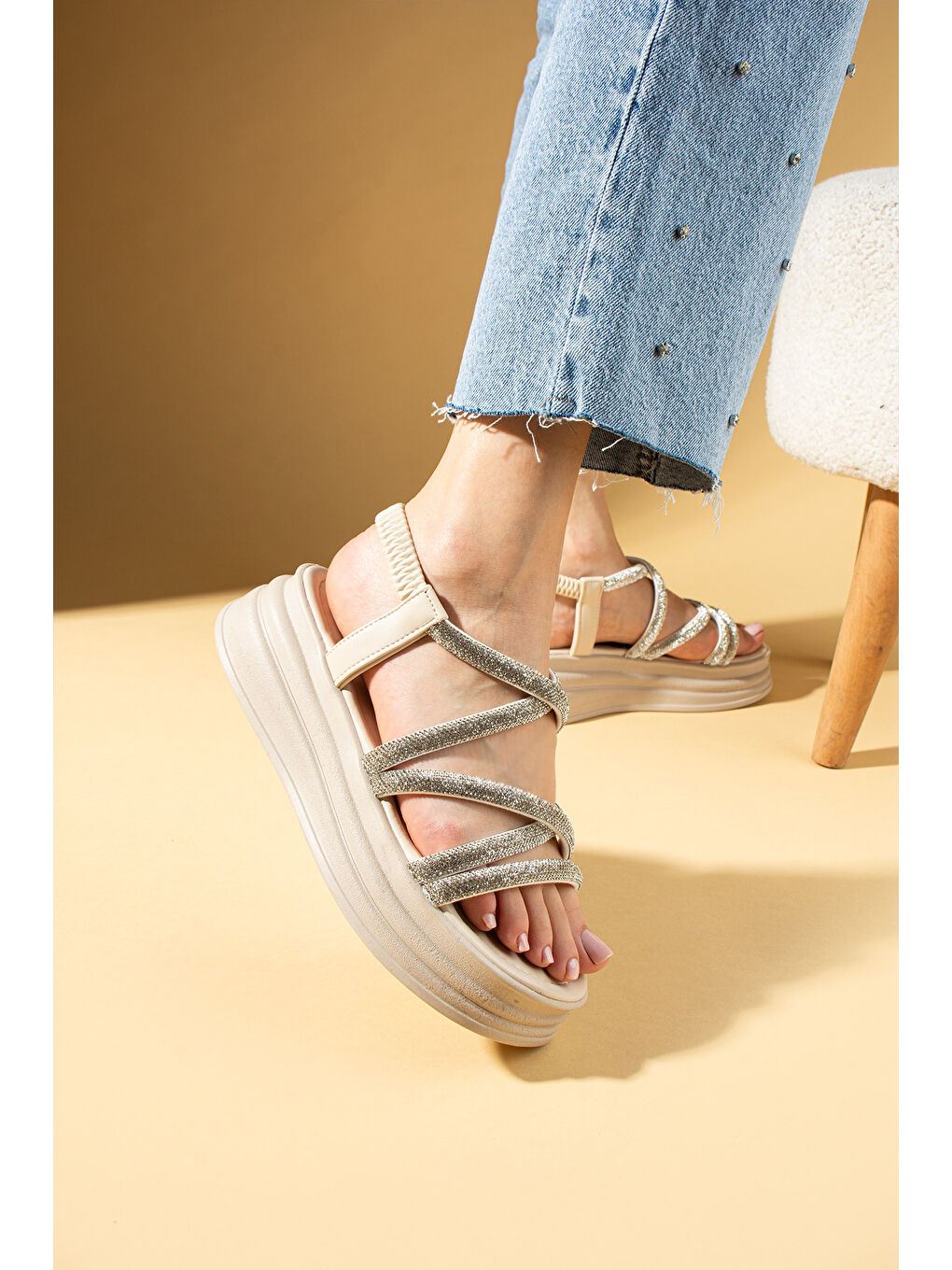 Bej Taş Detaylı Yüksek Taban Çok Bantlı Lastikli Kadın Sandalet 018-312-24Taşlı-1