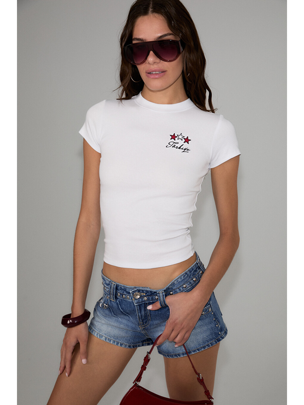 Selcen Kadın Yumuşak Ve Esnek Kumaşlı Organik Pamuklu Dünya Kupasına Özel Nakışlı Beyaz T-shirt