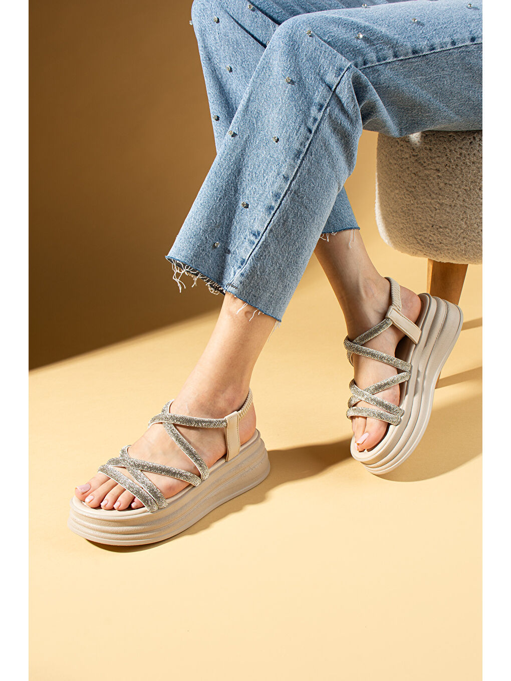 Bej Taş Detaylı Yüksek Taban Çok Bantlı Lastikli Kadın Sandalet 018-312-24Taşlı-2