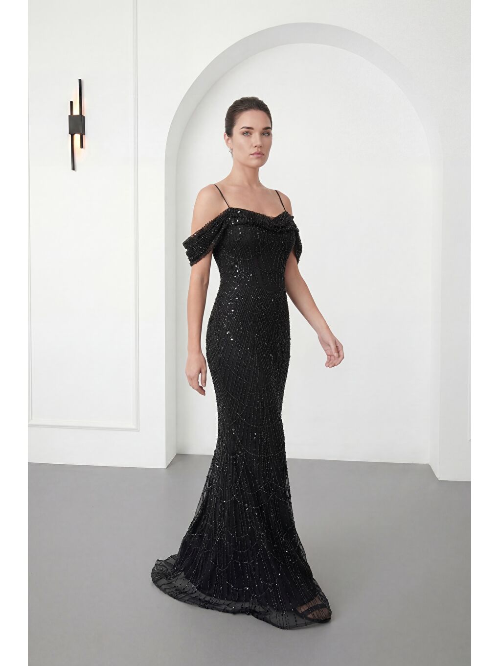 Kadın Siyah İnce Askılı Boncuklu Uzun Söz Nişan Abiye Elbise