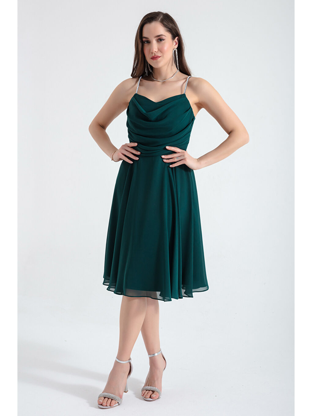 Kadın Zümrüt Yeşili Taş Askılı Midi Abiye Elbise-1