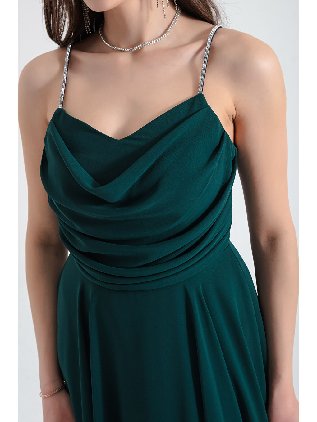 Kadın Zümrüt Yeşili Taş Askılı Midi Abiye Elbise-3