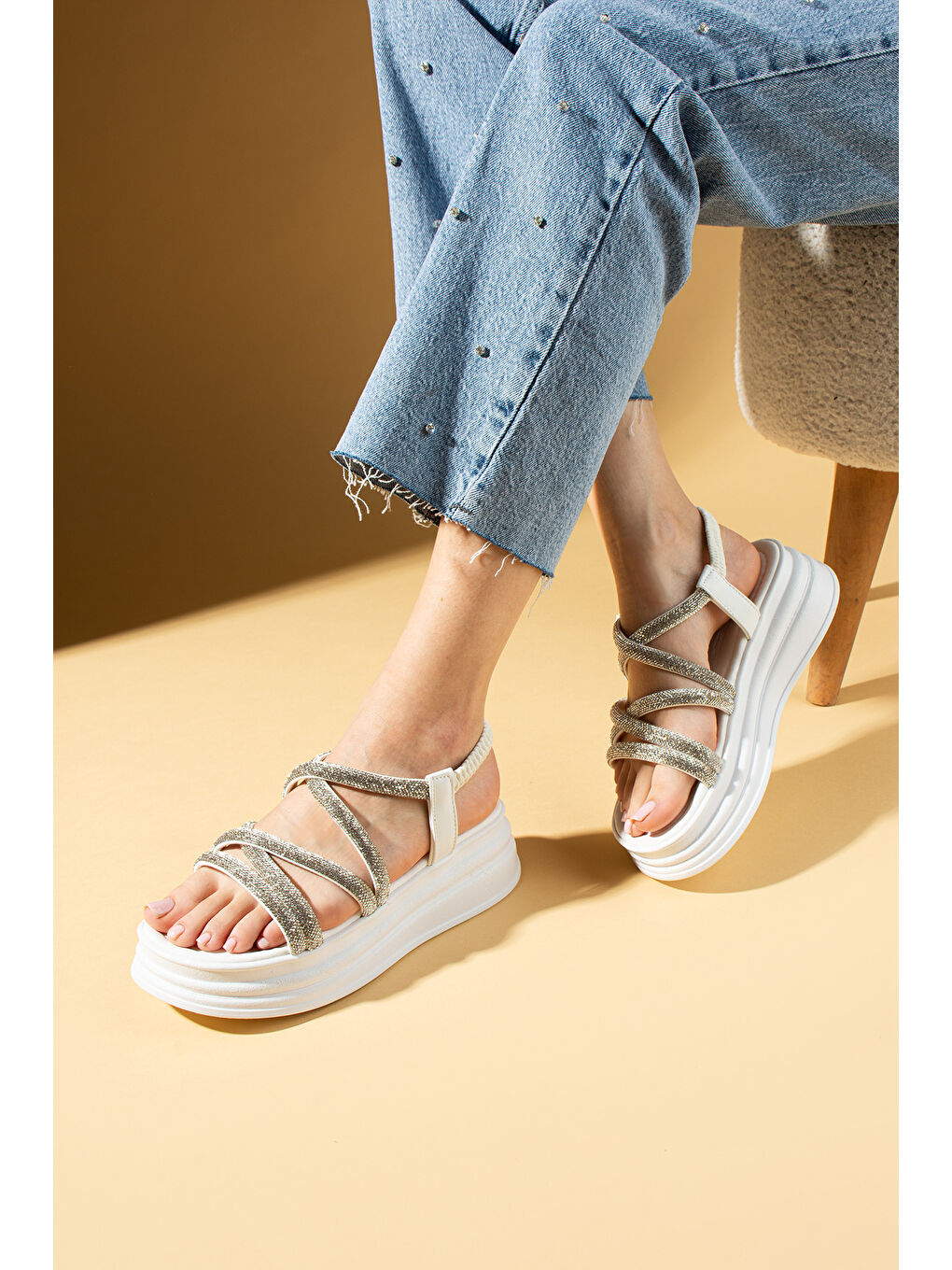 Beyaz Taş Detaylı Yüksek Taban Çok Bantlı Lastikli Kadın Sandalet 018-312-24Taşlı-1