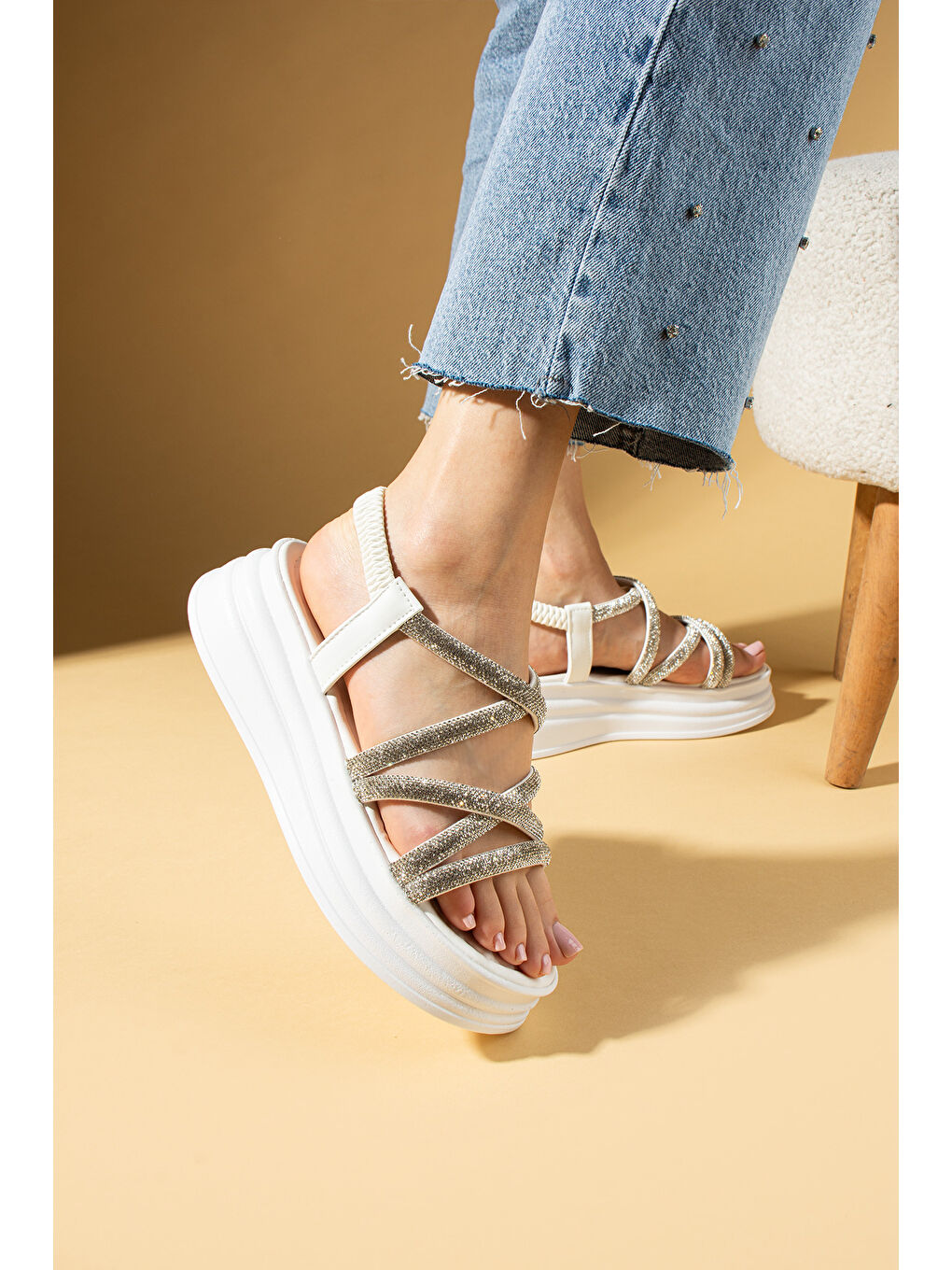Beyaz Taş Detaylı Yüksek Taban Çok Bantlı Lastikli Kadın Sandalet 018-312-24Taşlı-2