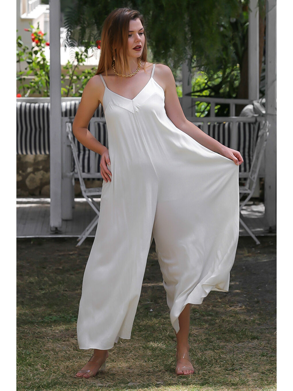 İtalyan Beyaz V Yaka Askılı Dokuma Bol Paça Casual Viskon Tulum