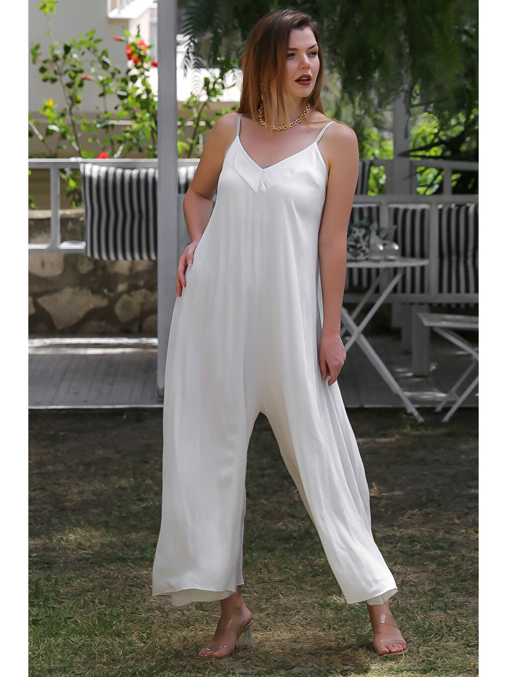 İtalyan Beyaz V Yaka Askılı Dokuma Bol Paça Casual Viskon Tulum-1