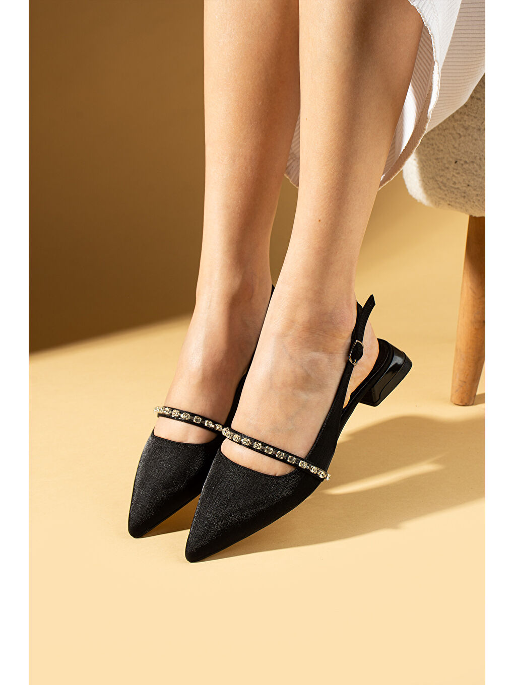 Siyah Sivri Burun İnce Bant Taşlı Tokalı Kadın Topuklu Ayakkabı 018-1615-25Saten-1