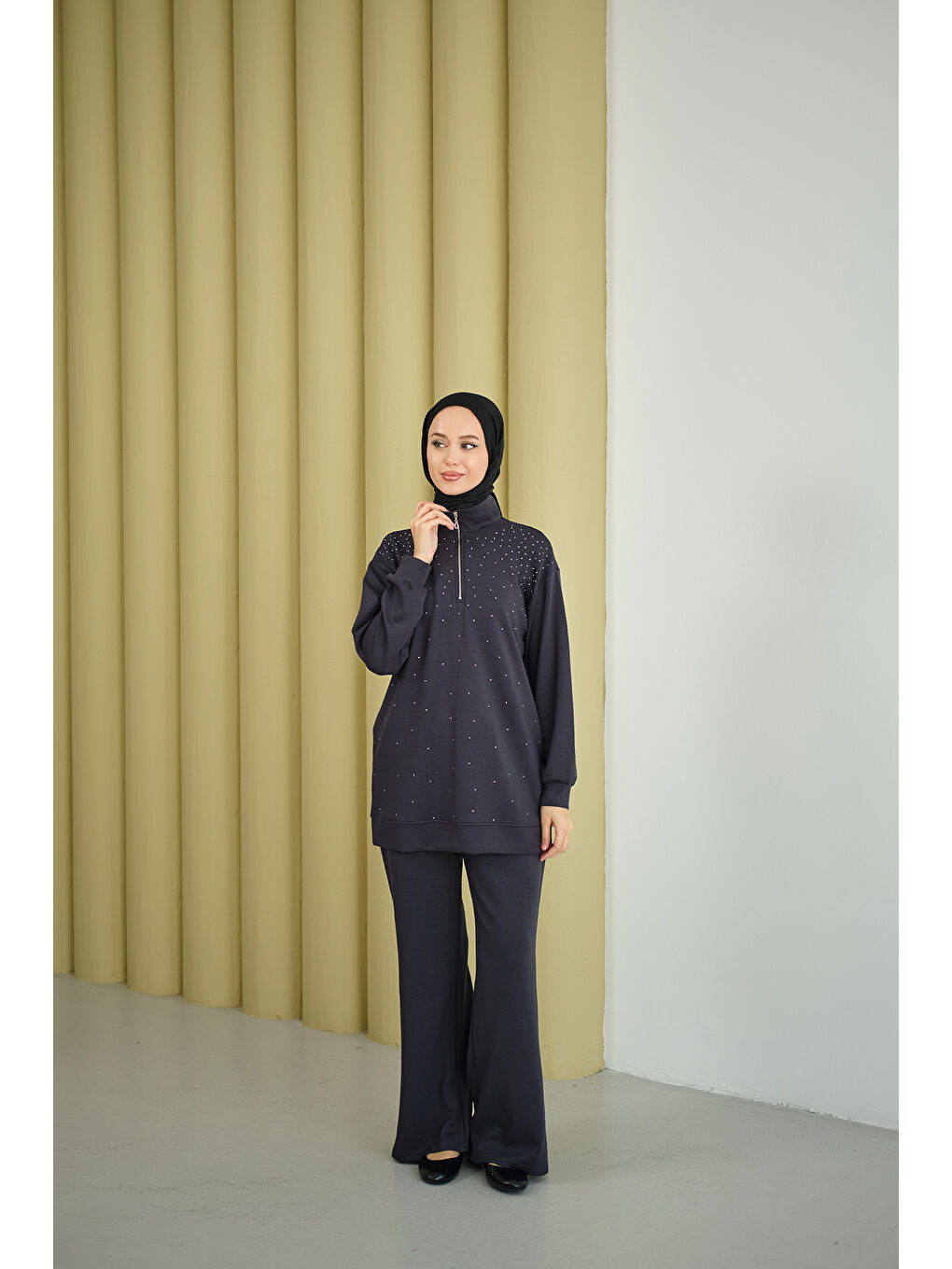 Gri Kadın Yarım Fermuarlı Taşlı Takım Füme