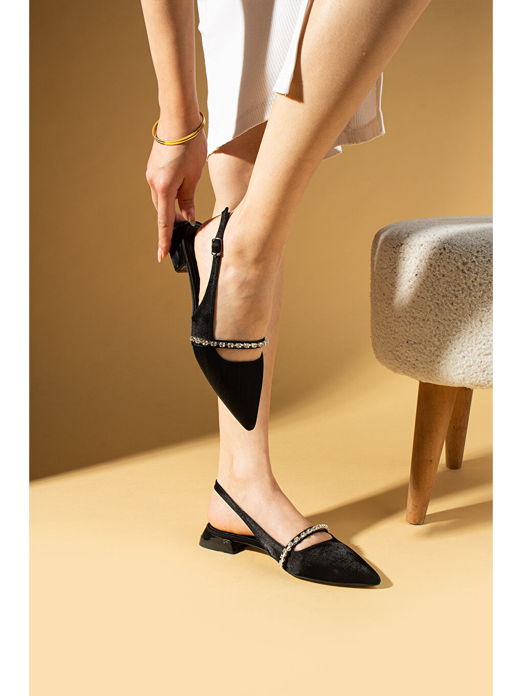 Siyah Sivri Burun İnce Bant Taşlı Tokalı Kadın Topuklu Ayakkabı 018-1615-25Saten-2