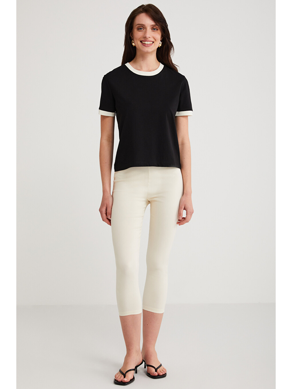 Ashley Kadın %100 Organik Pamuk Biyeli Regular Fit Normal Kalıp Bisiklet Yaka Ekru T-shirt Siyah T-s-1