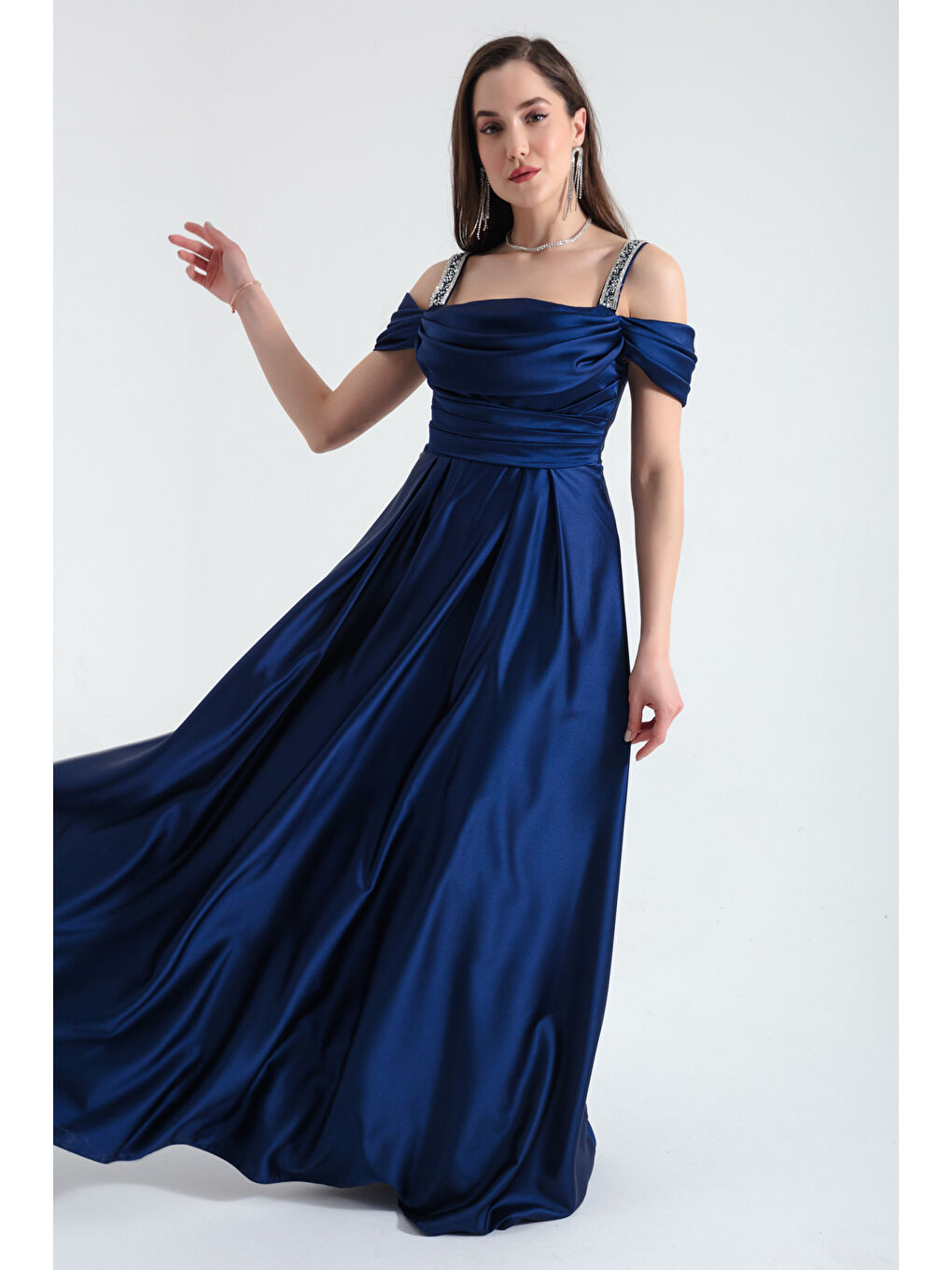 Kadın Lacivert Taş Askılı Drapeli Uzun Saten Abiye Elbise