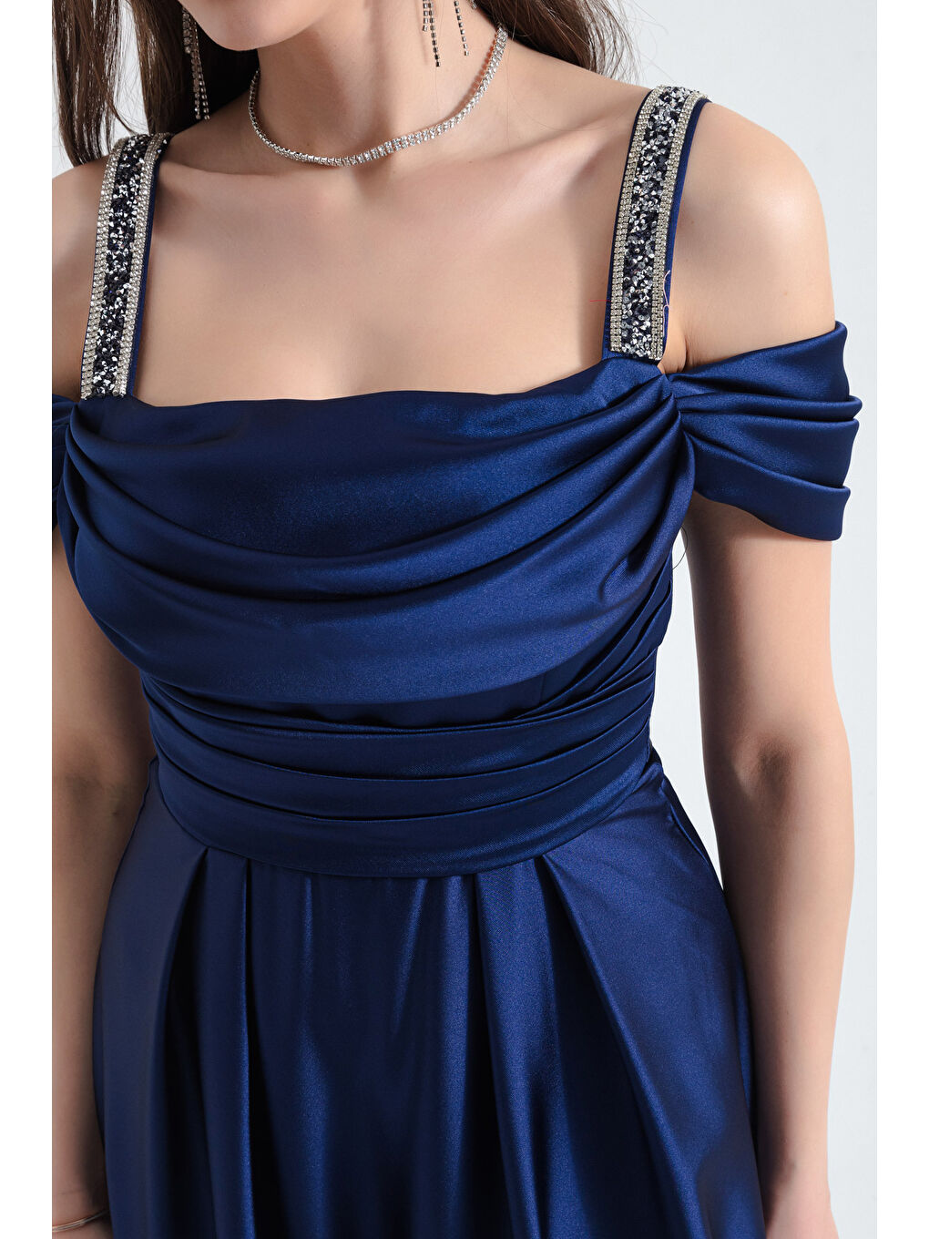 Kadın Lacivert Taş Askılı Drapeli Uzun Saten Abiye Elbise-1