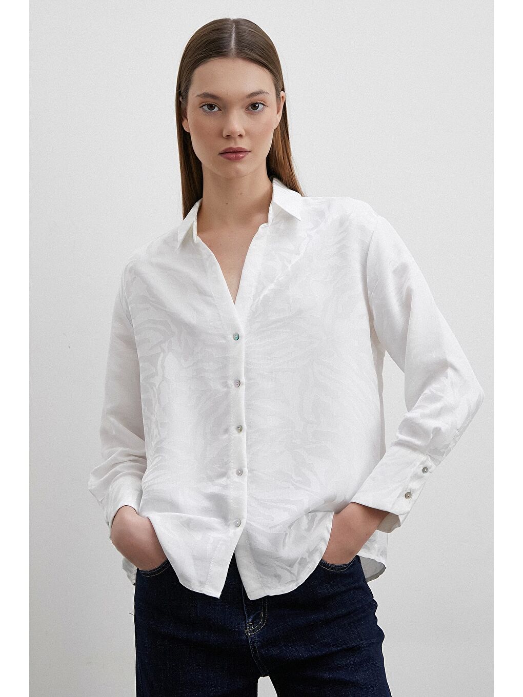 Jakarlı V Yaka Gömlek Beyaz