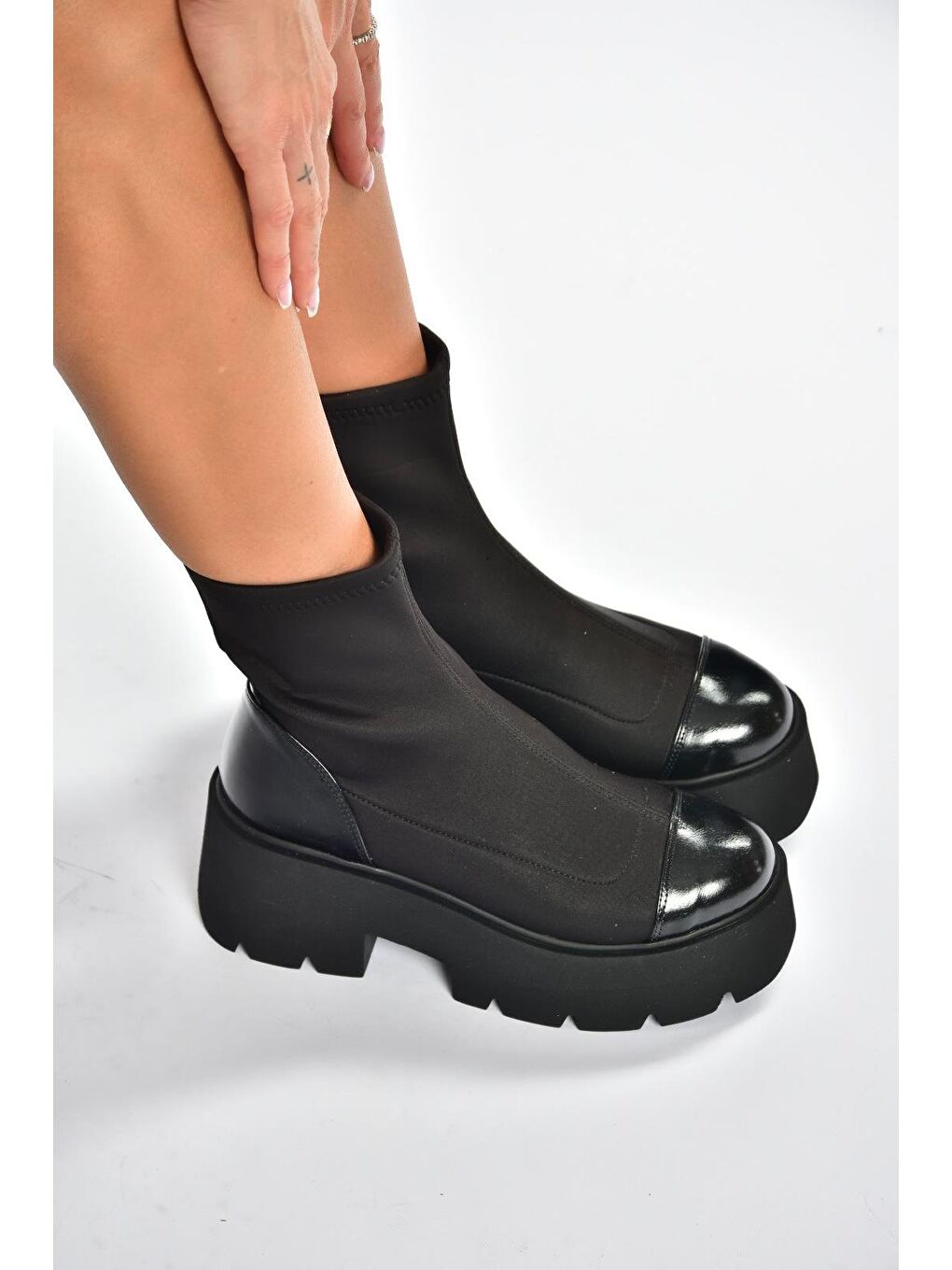 Siyah Kadın Bot V272902904-1