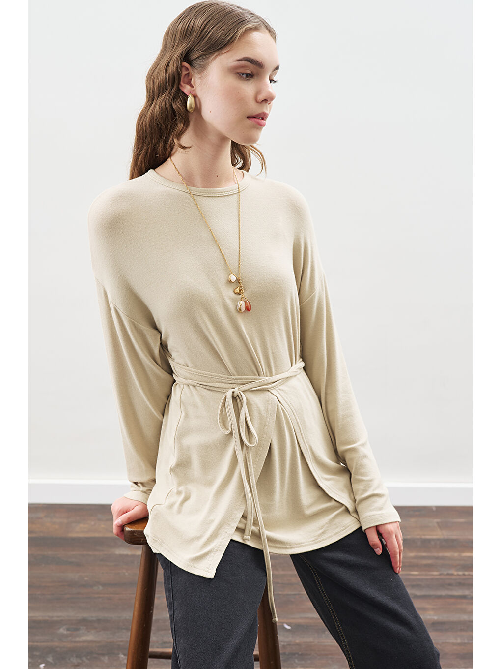 Bej Beli Bağlama Tasarımlı Bluz Taş-2