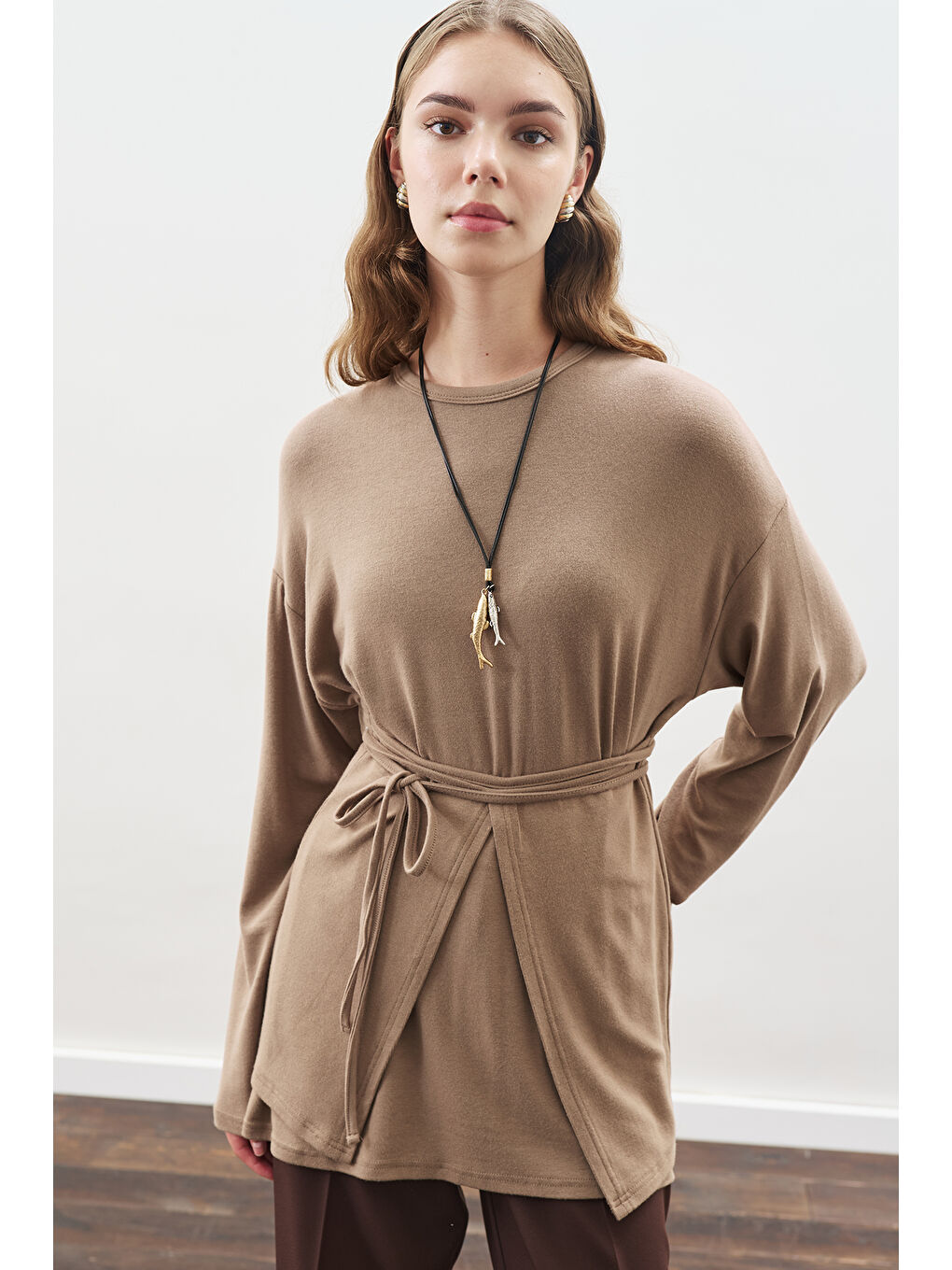 Bej Beli Bağlama Tasarımlı Bluz Vizon