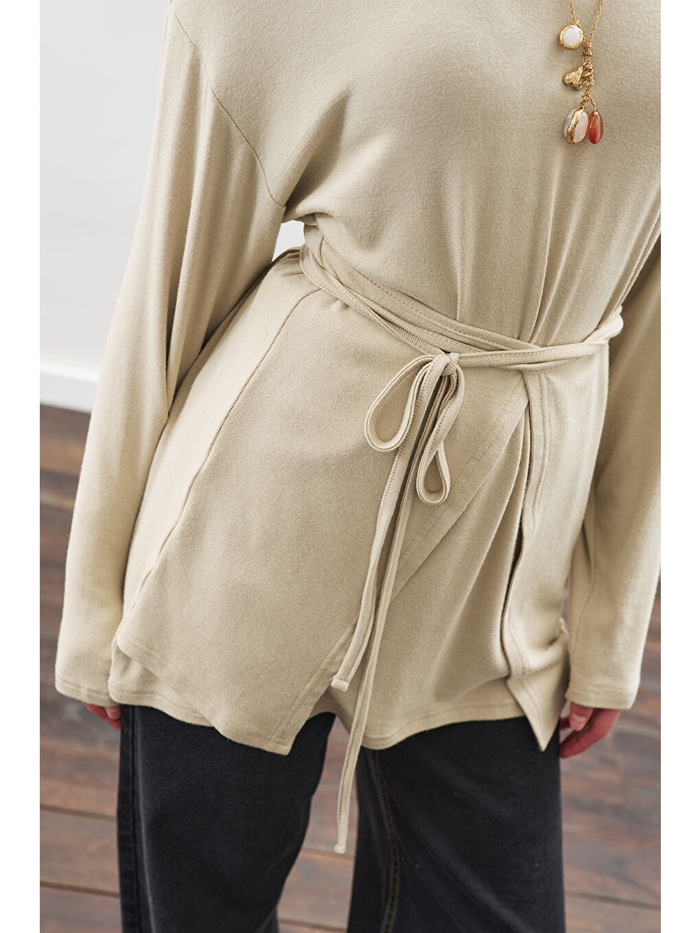 Bej Beli Bağlama Tasarımlı Bluz Taş-5