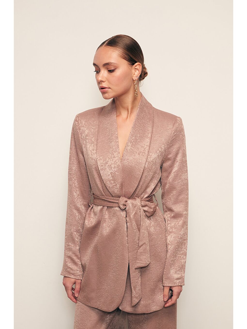 Bej Kuşaklı Uzun Ceket - Vizon