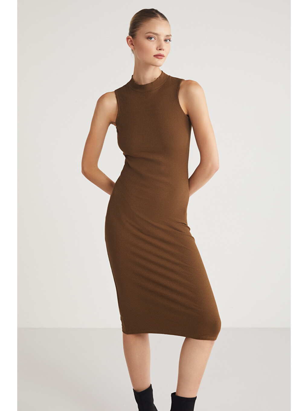 Pannı Kadın Bisiklet Yaka Kolsuz Slim Fit Midi Kahverengi Elbise-1