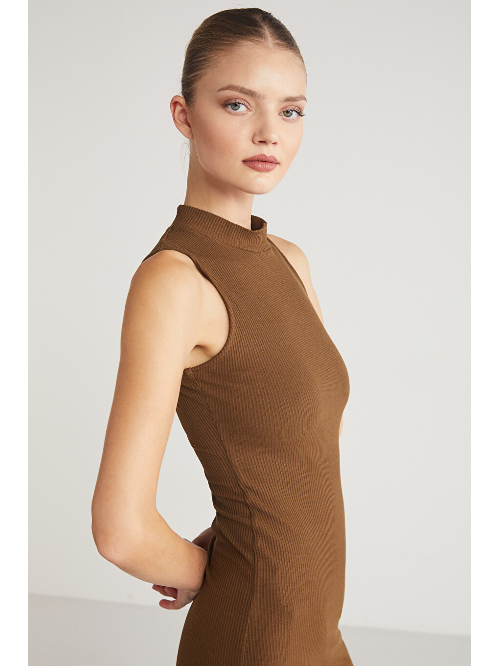 Pannı Kadın Bisiklet Yaka Kolsuz Slim Fit Midi Kahverengi Elbise-3