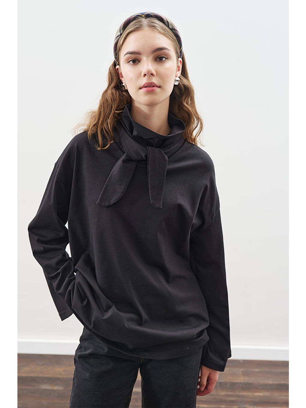 Yüksek Yaka Bağlamalı Bluz Siyah-2