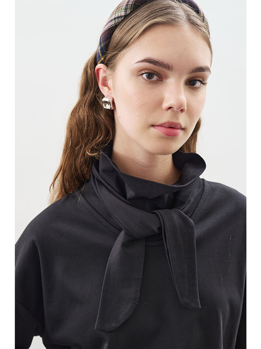 Yüksek Yaka Bağlamalı Bluz Siyah-3