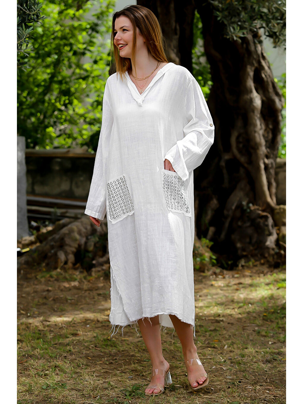 Beyaz Kapüşonlu Düğmeli Uzun Kollu Cepli Yırtmaçlı Troklu Dokuma Casual Elbise-3