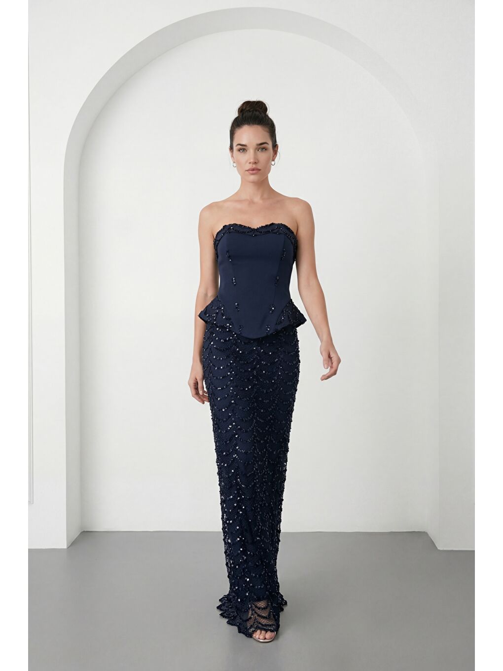 Kadın Lacivert Dar Kalıp Straplez Yaka Payetli Uzun Abiye Elbise