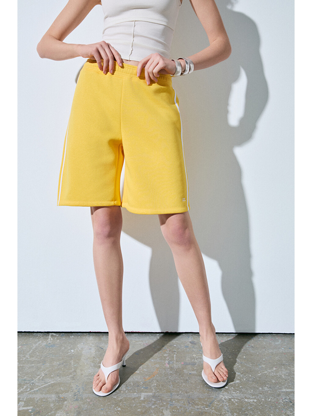 Uyını Kadın Yumuşak Organik Kumaşlı Şerit Detaylı Çift Cepli Sarı Capri-1