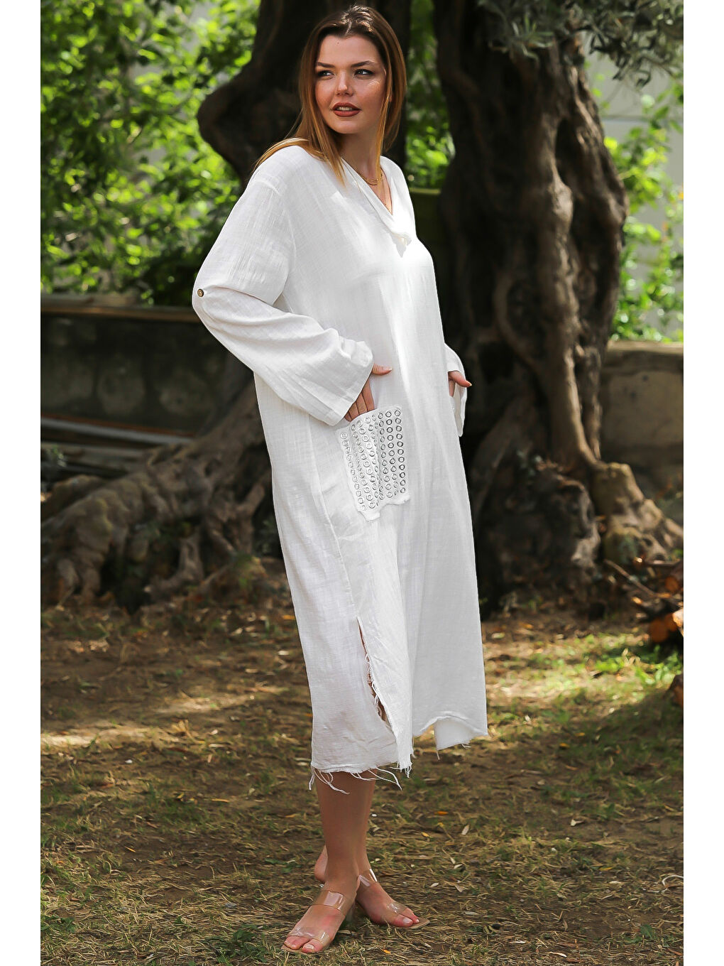 Beyaz Kapüşonlu Düğmeli Uzun Kollu Cepli Yırtmaçlı Troklu Dokuma Casual Elbise-5