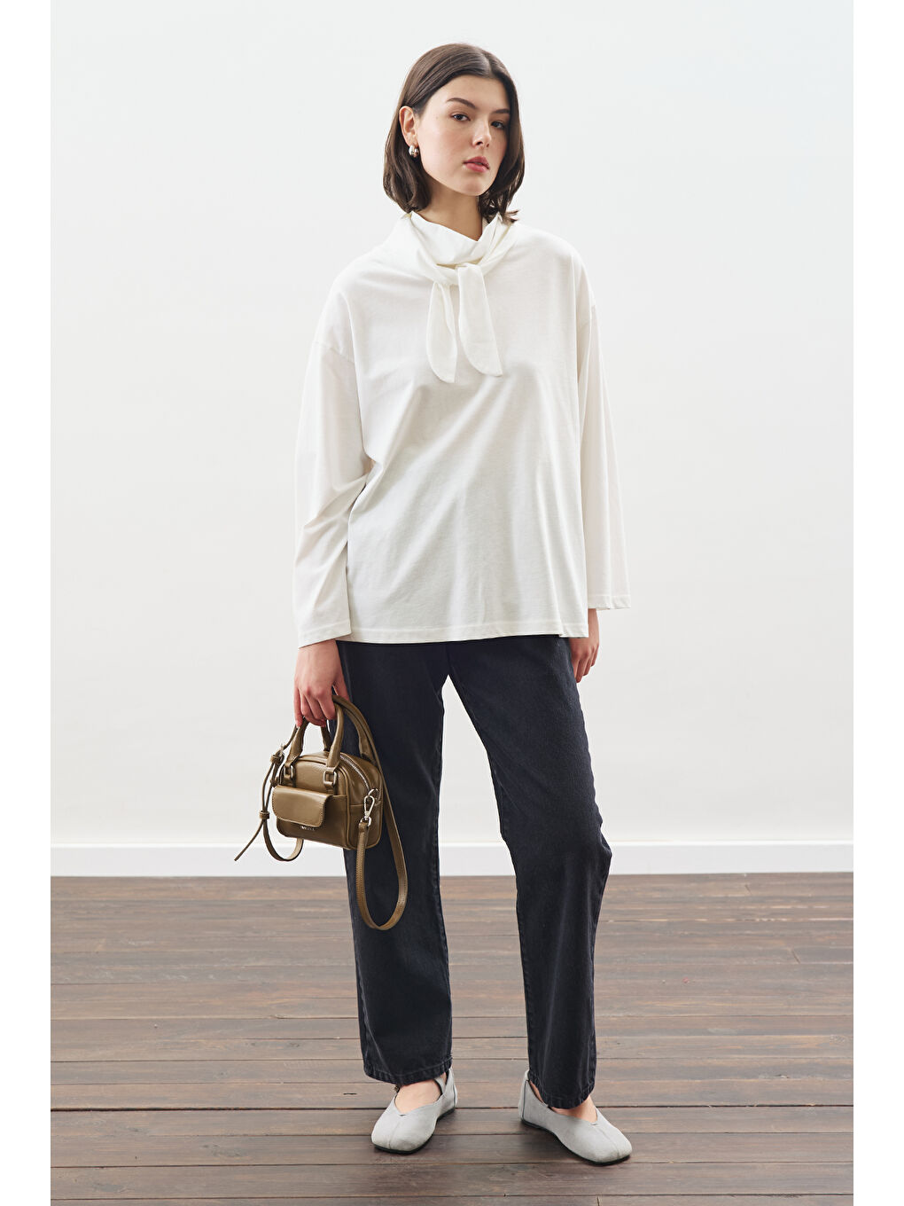 Yüksek Yaka Bağlamalı Bluz Ekru-3