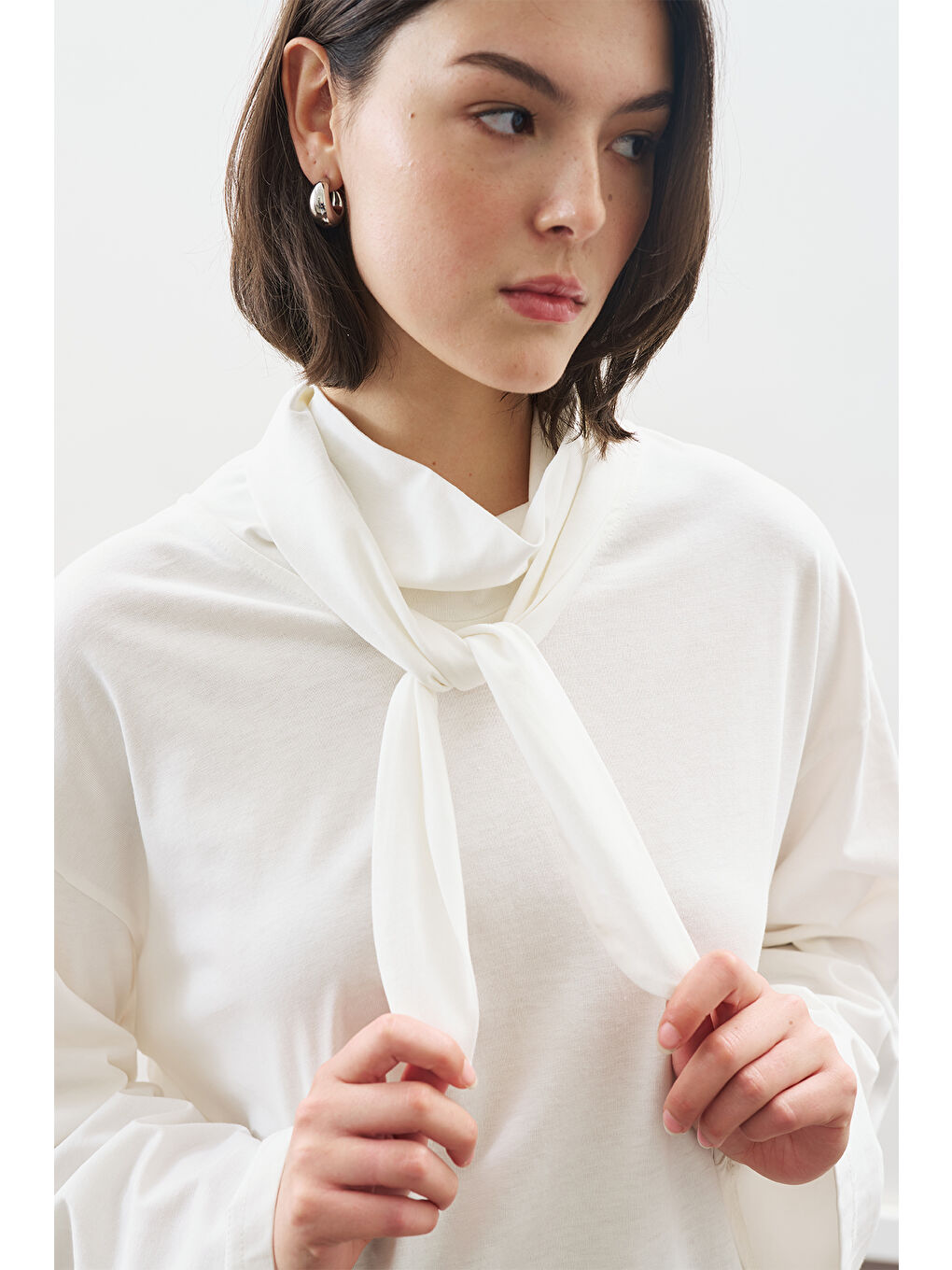 Yüksek Yaka Bağlamalı Bluz Ekru-4