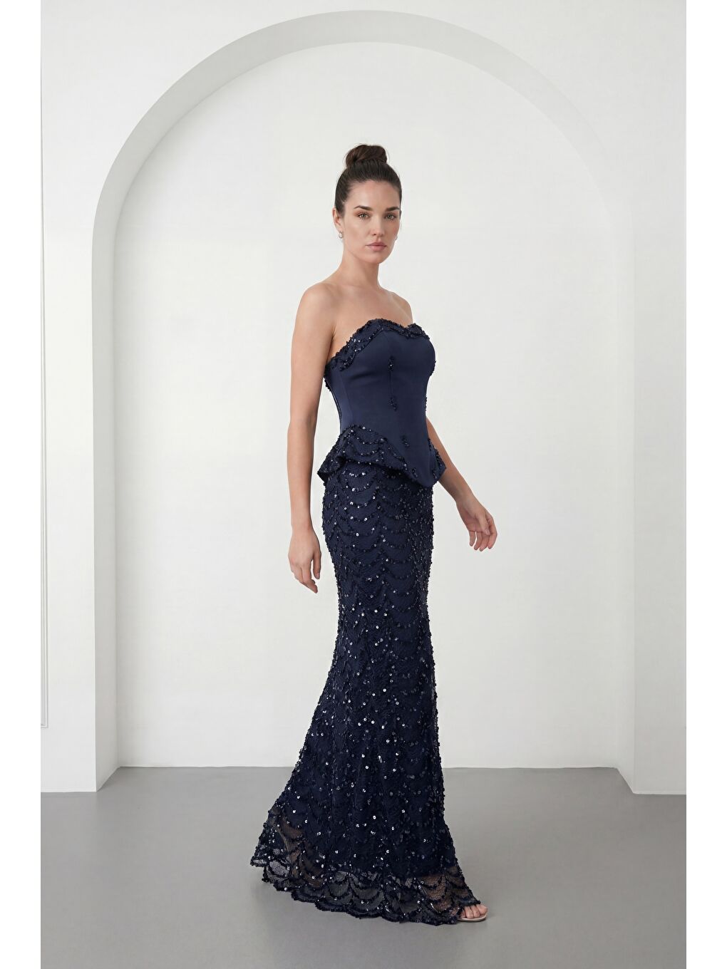 Kadın Lacivert Dar Kalıp Straplez Yaka Payetli Uzun Abiye Elbise-1