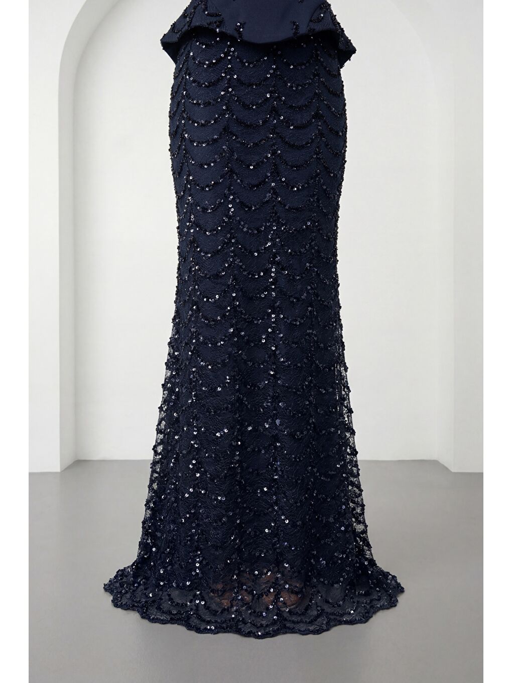 Kadın Lacivert Dar Kalıp Straplez Yaka Payetli Uzun Abiye Elbise-3