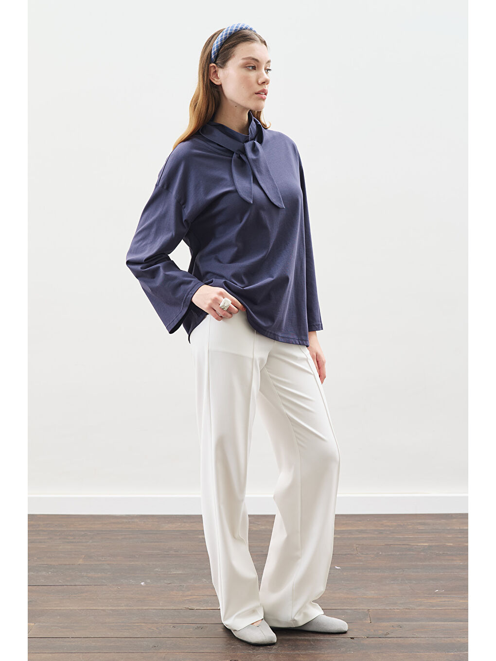 Yüksek Yaka Bağlamalı Bluz Lacivert