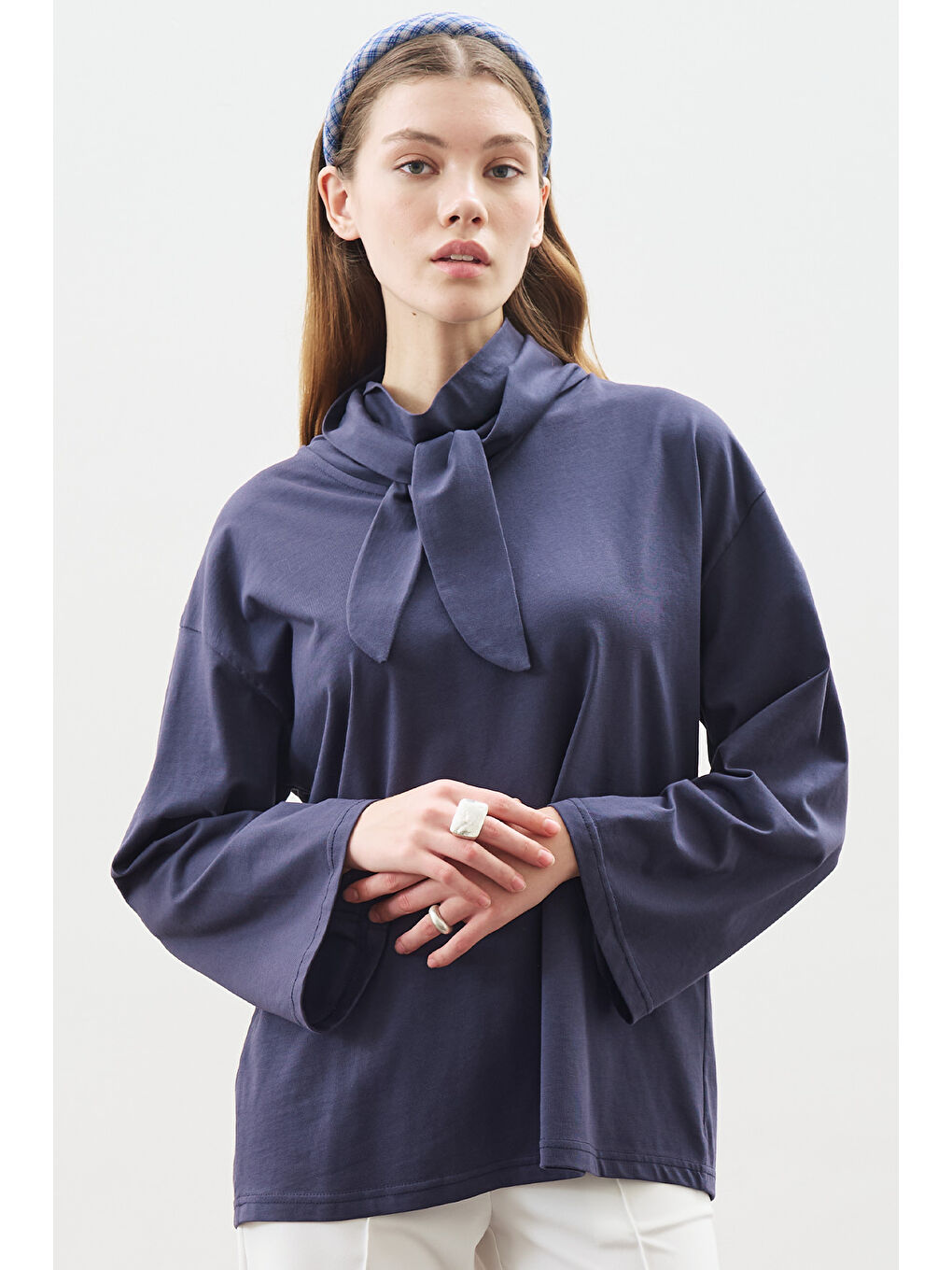 Yüksek Yaka Bağlamalı Bluz Lacivert-1