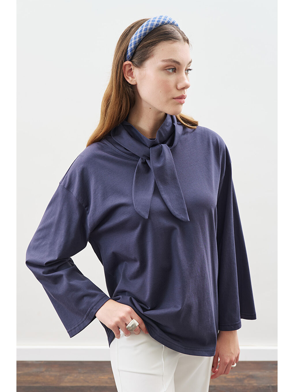 Yüksek Yaka Bağlamalı Bluz Lacivert-2