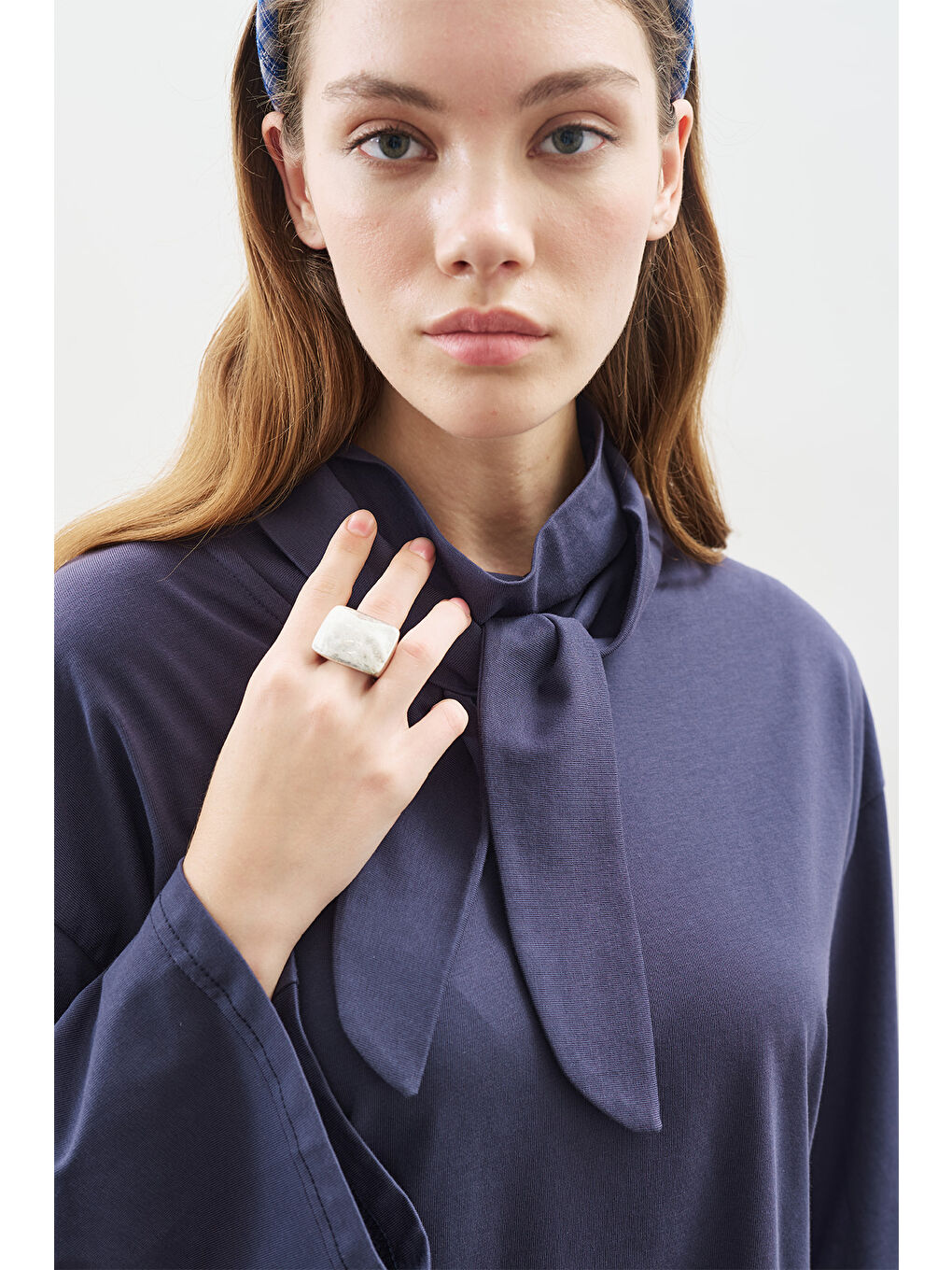 Yüksek Yaka Bağlamalı Bluz Lacivert-3