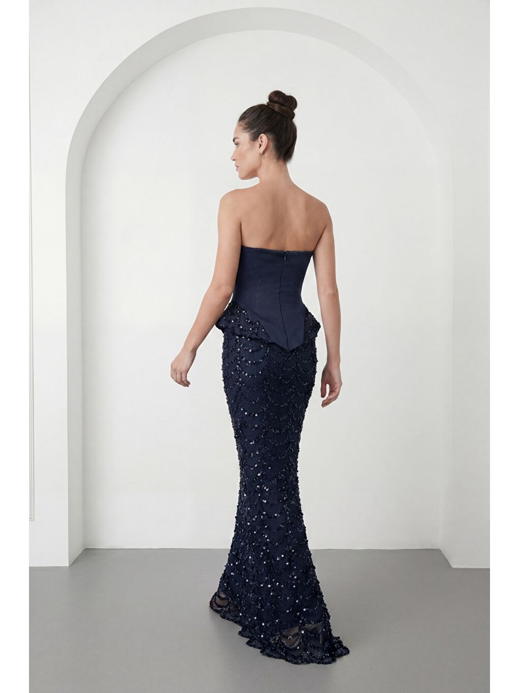 Kadın Lacivert Dar Kalıp Straplez Yaka Payetli Uzun Abiye Elbise-5