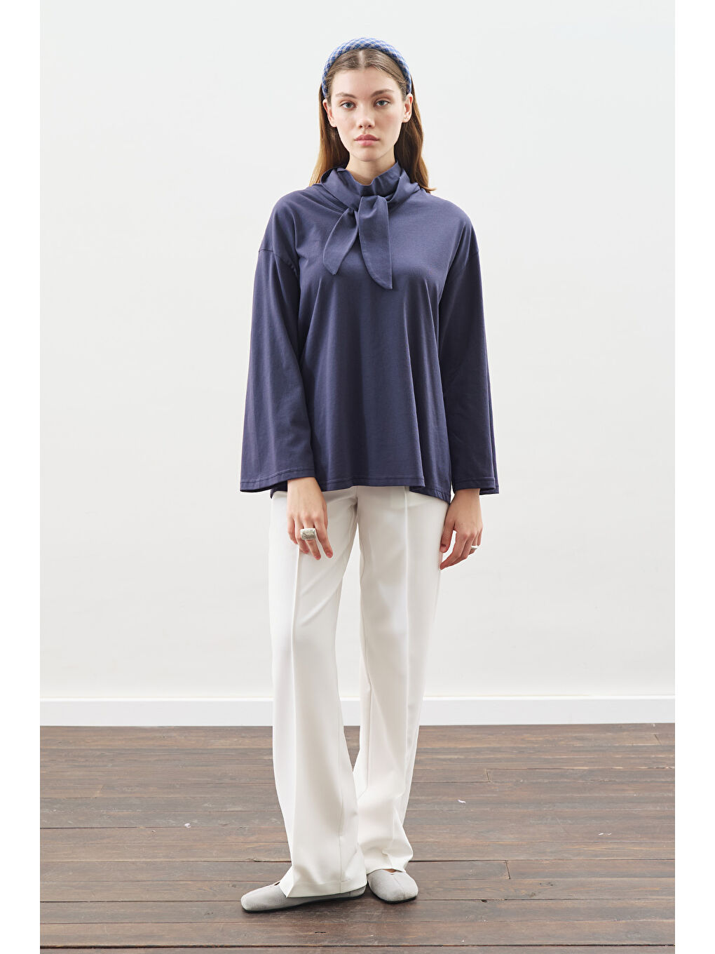 Yüksek Yaka Bağlamalı Bluz Lacivert-4