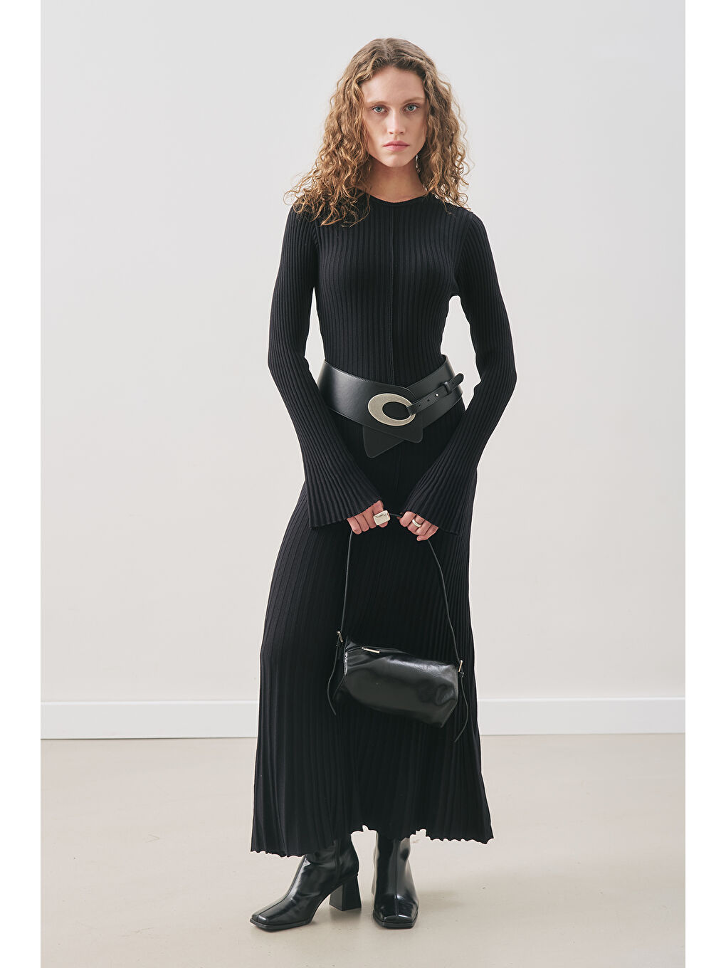 Kloş Etekli Lastik Örgü Elbise Siyah