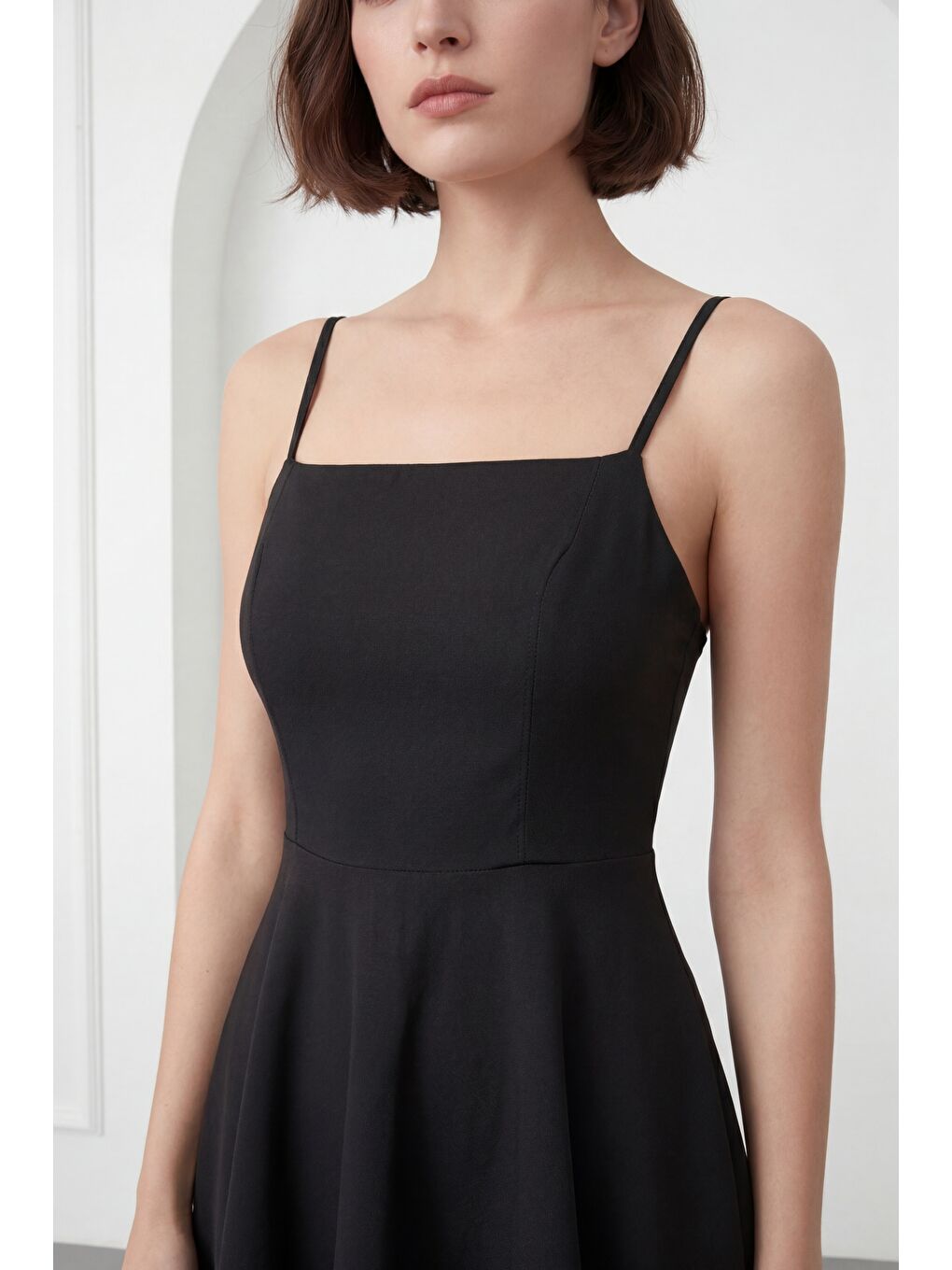 Kadın Siyah İnce Askılı Mini Mezuniyet Elbisesi-3